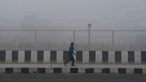 Photo by Suresh Kumar Pandey : A thick layer of smog engulfs New Delhi as air quality deteriorates to severe levels