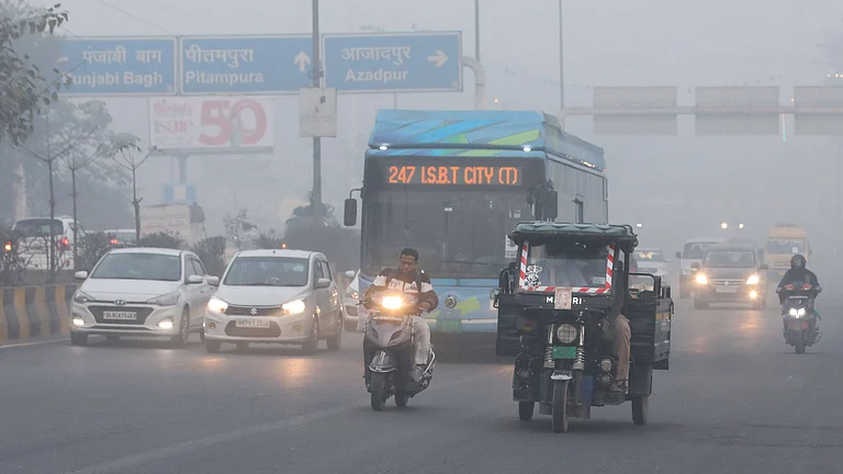 Dense smog covers Delhi as changing weather conditions bring rain and colder days - Photo by IMAGO / ANI News