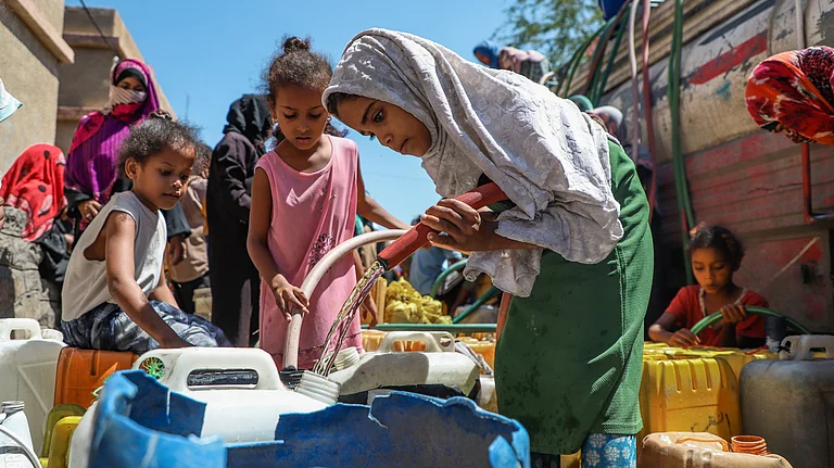 Dry riverbeds and shrinking reservoirs lead to the growing global water crisis - null