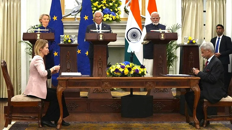 India and EU leaders sign the historic free trade agreement - null