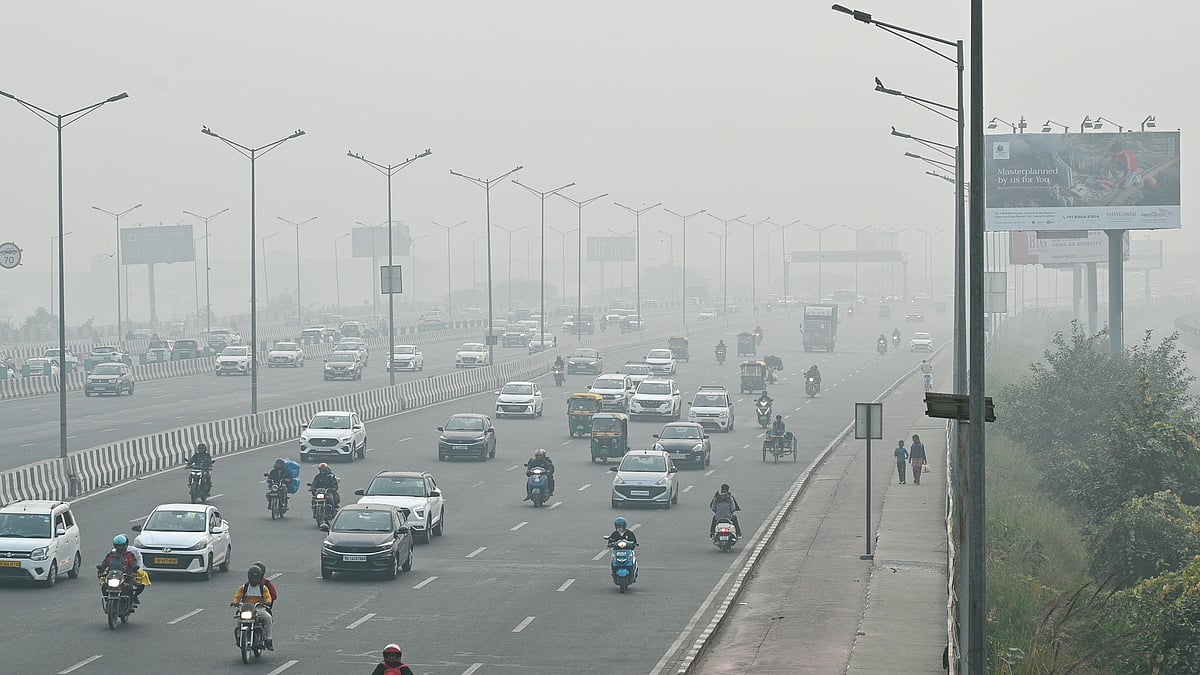 Smog blankets New Delhi as vehicles move through city roads - null