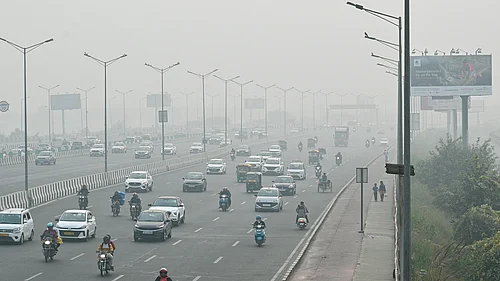 Smog blankets New Delhi as vehicles move through city roads