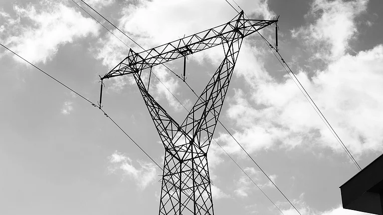 High-voltage transmission lines carry electricity across an Indian power grid - Photo by Efe Burak Baydar