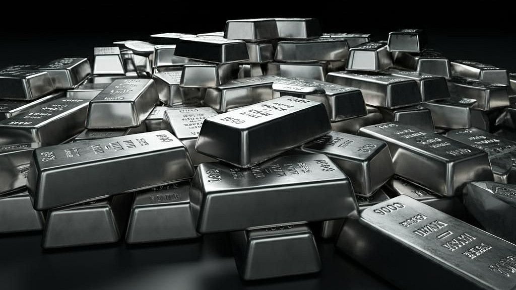 Silver Futures Decline Over 2% To ₹2.33 Lakh/Kg on Weak Global Cues, Thin Liquidity