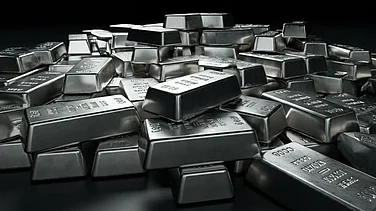 Silver Futures Decline Over 2% To ₹2.33 Lakh/Kg on Weak Global Cues, Thin Liquidity