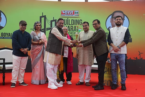 Nitin Gadkari presents the Excellence Award to Dream Group founders at the Building Bharat Summit - null