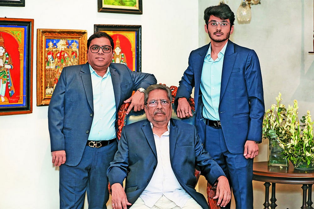 Rambharos Gupta (seated) 
with son Pankaj (left) and grandson Trishank
