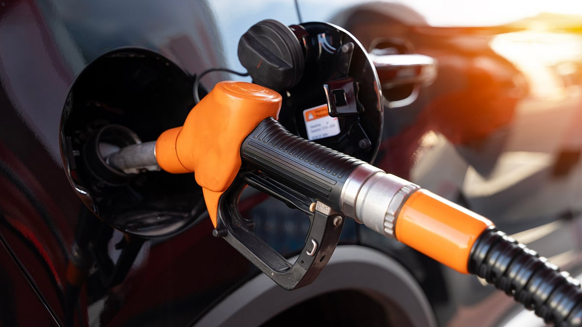 Flex-fuel vehicle and ethanol pump representing India’s shift toward alternative fuels