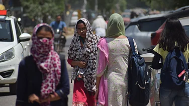Delhi Scorches at 42 degrees Celsius, Thunderstorms Set to Ease Heatwave Grip