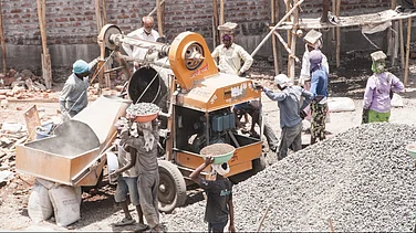Factory, Outdoor Workers Bear Heatwave Brunt, Govt Advises Work Hour Changes