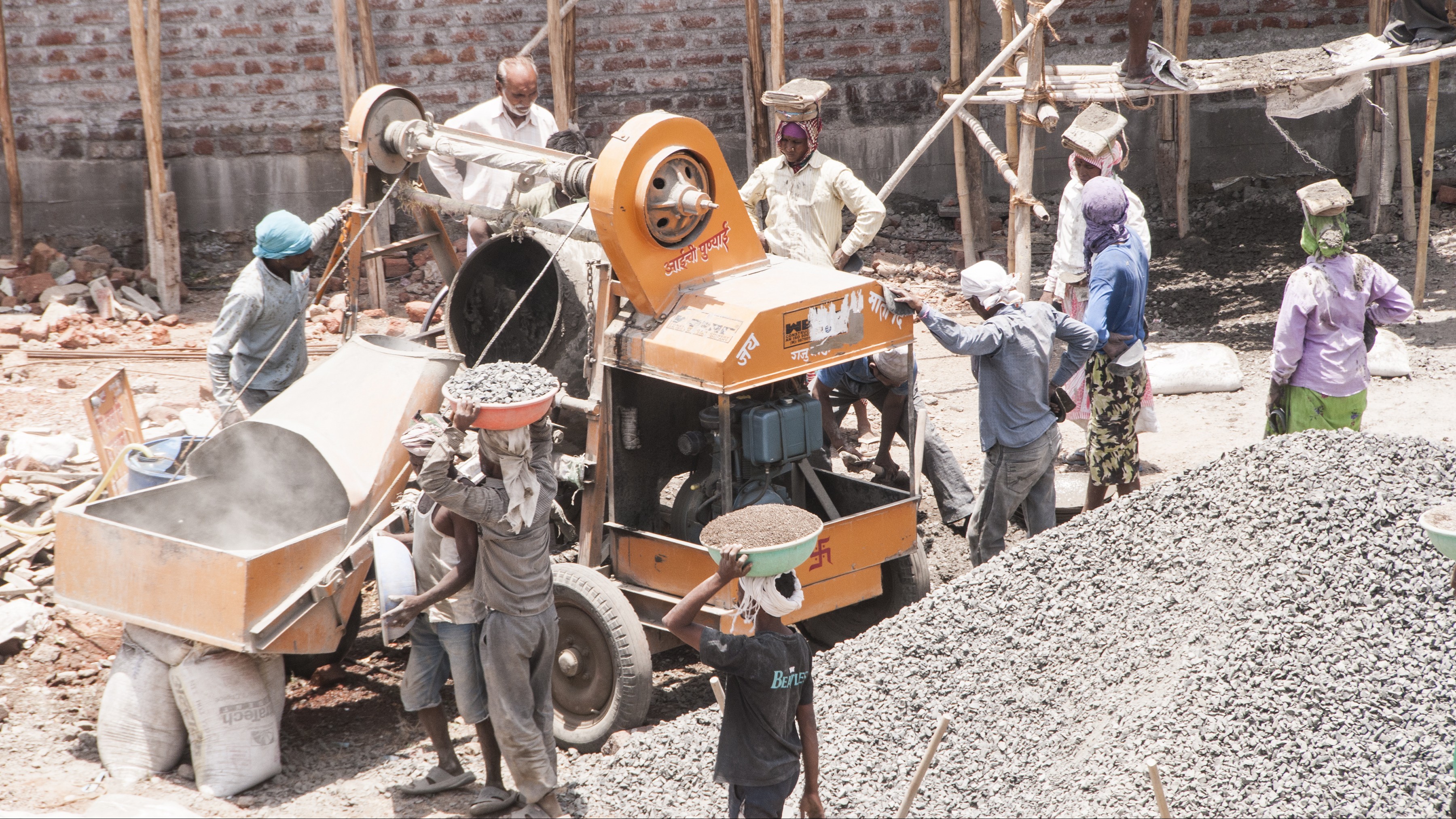 Outdoor workers continue duties amid extreme heatwave conditions in India - null