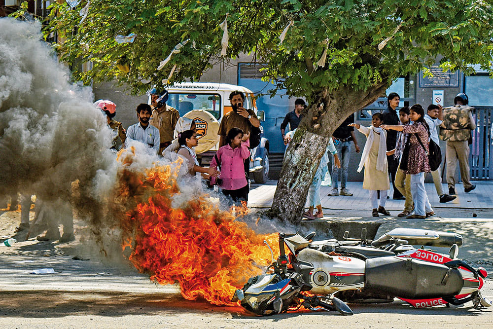 Agitating workers burn vehicles