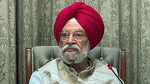 Photo by IMAGO / ANI News : Hardeep Singh Puri interacts with members of the media fraternity in New Delhi on Mar 10