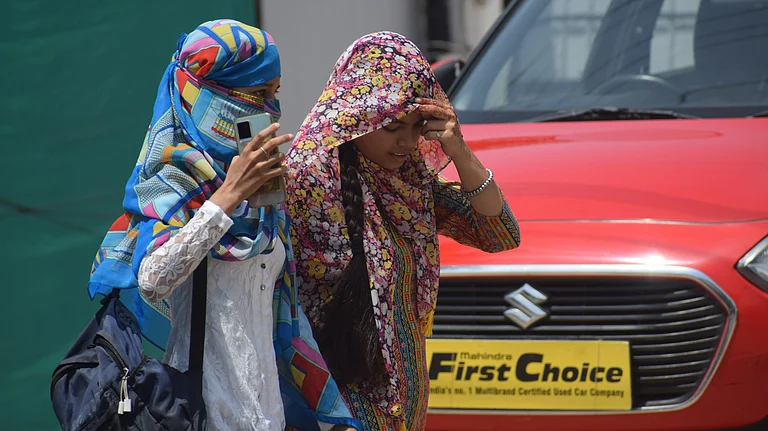 People walking under extreme heat conditions in India amid rising Super El Nino concerns - null