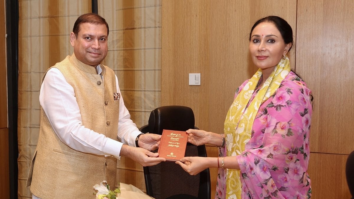 On behalf of Rajasthan Forum, Sundeep Bhutoria presents a copy of Tagore’s handwritten Gitanjali to Rajasthan Deputy CM Diya Kumari at ITC Sonar, Kolkata. - null
