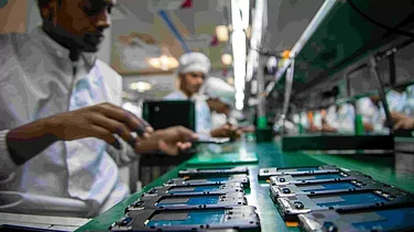 Cabinet Clears ₹62,500-Cr Mobile Manufacturing Scheme; Targets ₹39 Lakh Cr Output