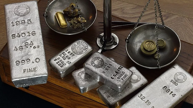 Silver Futures Rebound Nearly 2% As Weak Crude Oil Lifts Bullion Demand - null