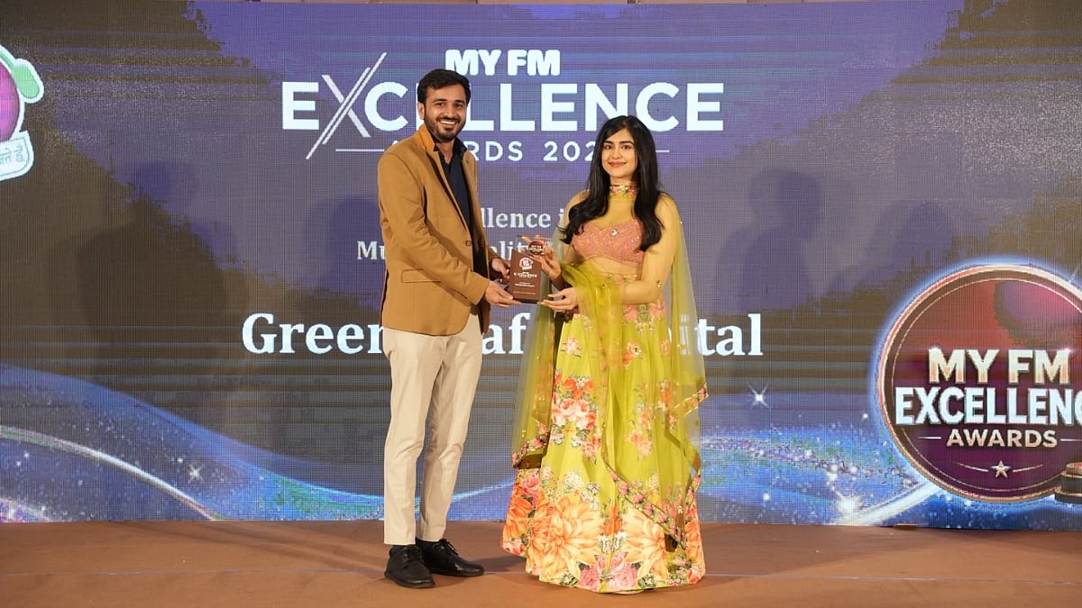 Chief Hospital Administrator Mr. Gopalsingh Solanki receives the honour on behalf of Green Leaf Hospital - null
