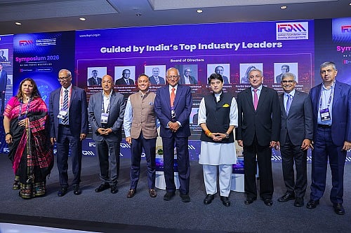Shri Jyotiraditya M. Scindia, Union Minister for Communications & Development of North-Eastern Region, Government of India with GC members of IFQM - null