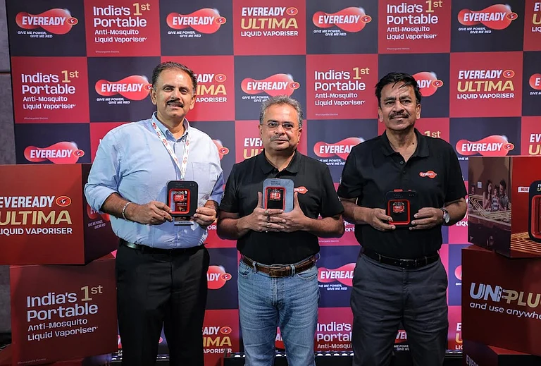 Mr. Anirban Banerjee, CEO, Eveready Industries India Ltd (middle) unveils Eveready ULTIMA India's First Portable Liquid Vaporiser along with the Sales Leadership Team - null