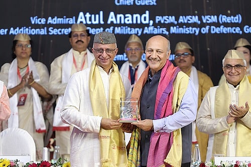 Chancellor felicitating the Chief Guest - null