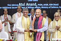 Chancellor felicitating the Chief Guest