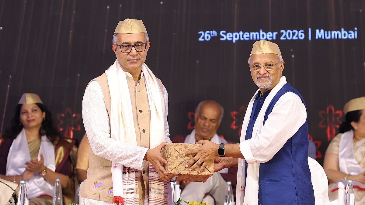 Chief Guest Mr. Ashutosh, Founder and CEO, KANALYTICS (left), being facilitated by Dr. Raman Ramachandran, Dean and Director of K J Somaiya Institute of Management (right) - null