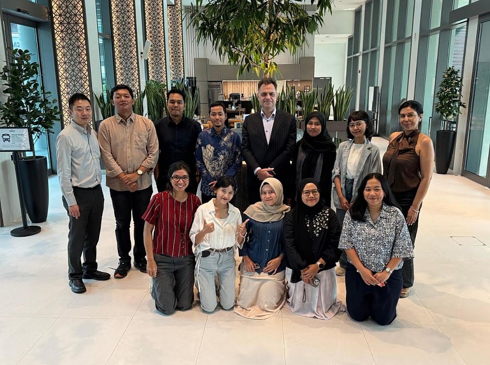 Dr. Emir Hrnjic, Senior Lecturer in Finance, NUS Business School (fifth from left), at a media engagement with Indonesian media in Singapore - null
