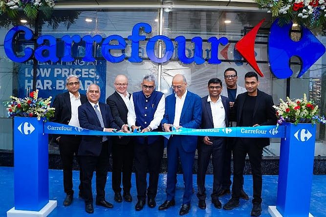 Mr. Nilesh Ved, Chairman of APPCORP Holding, owner of Apparel Group and Founder of KORA Properties, alongside Team Carrefour - User