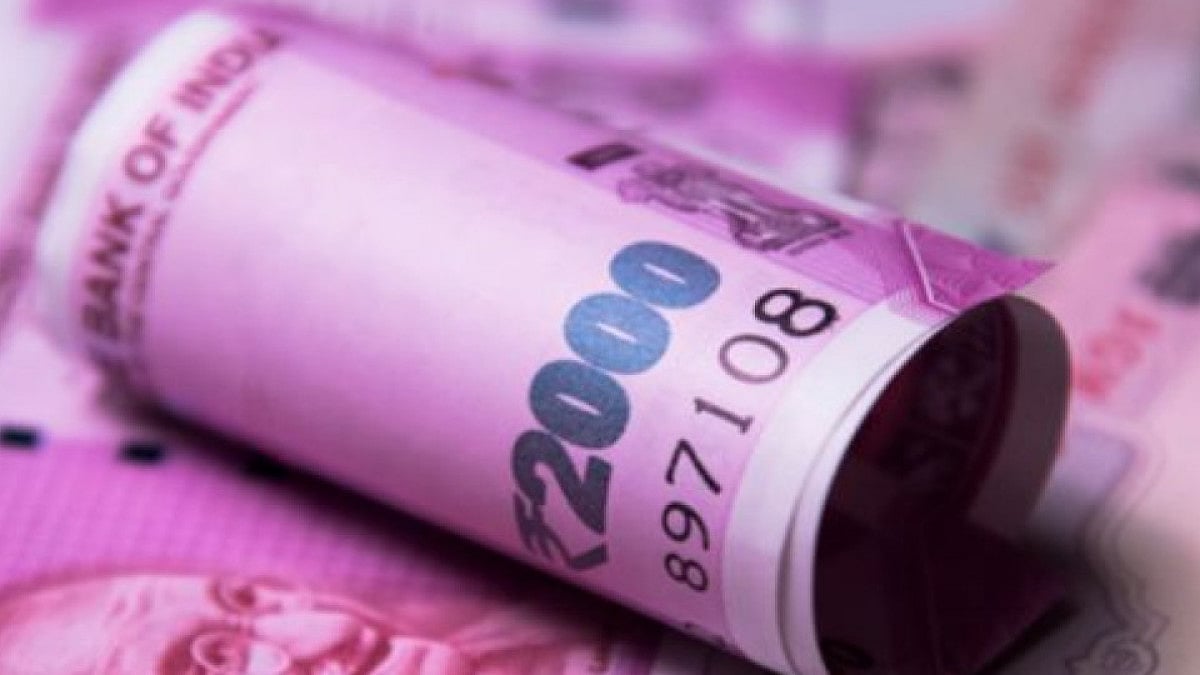 Rupee Falls 11 Paise to Close at 86.33 Against US Dollar