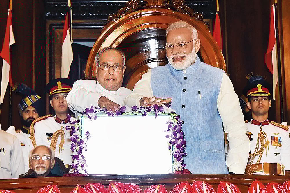 Outlook Description : Prime Minister Narendra Modi and Former President Pranab Mukherjee
