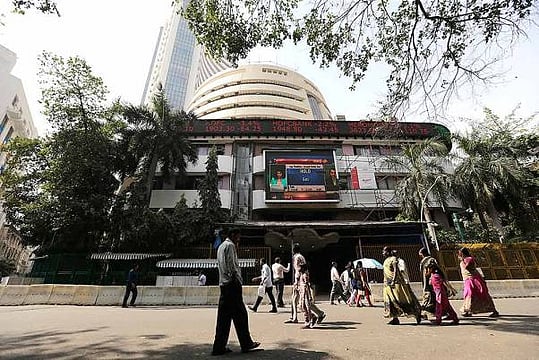 Markets Decline in Early Trade Amid Weak Global Trends