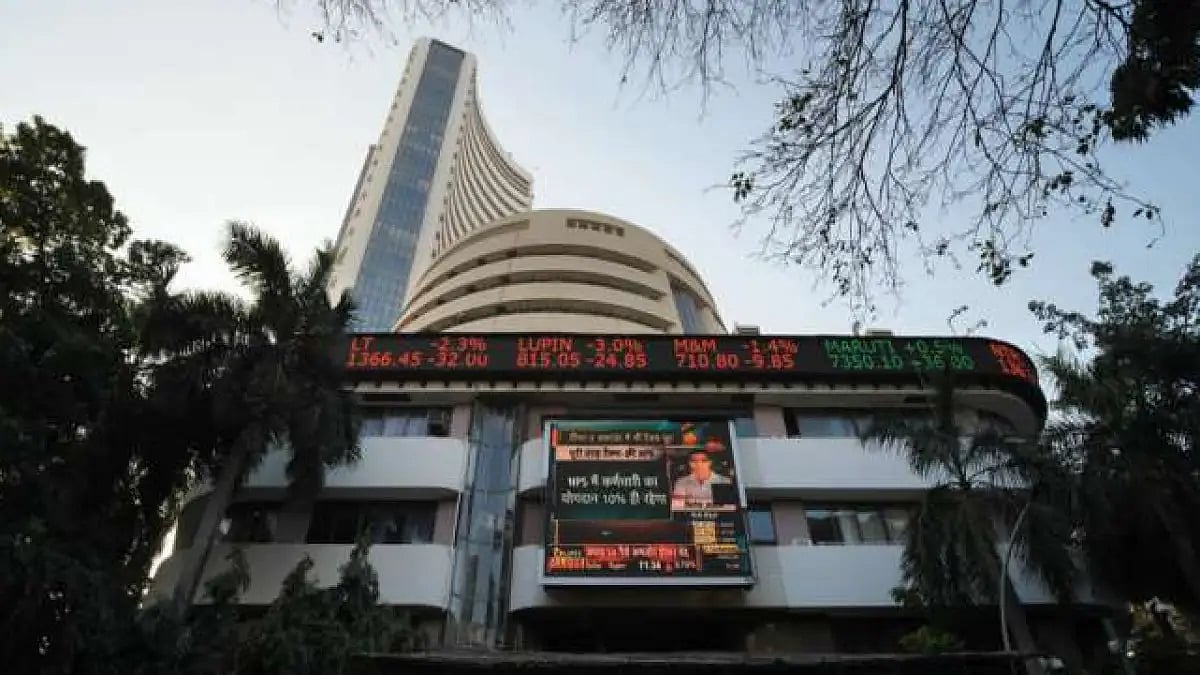 Markets Decline in Initial Trade Amid Soaring Inflation, Foreign Fund Exodus