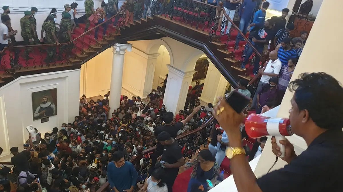 Protesting People of Sri Lanka invade president s house