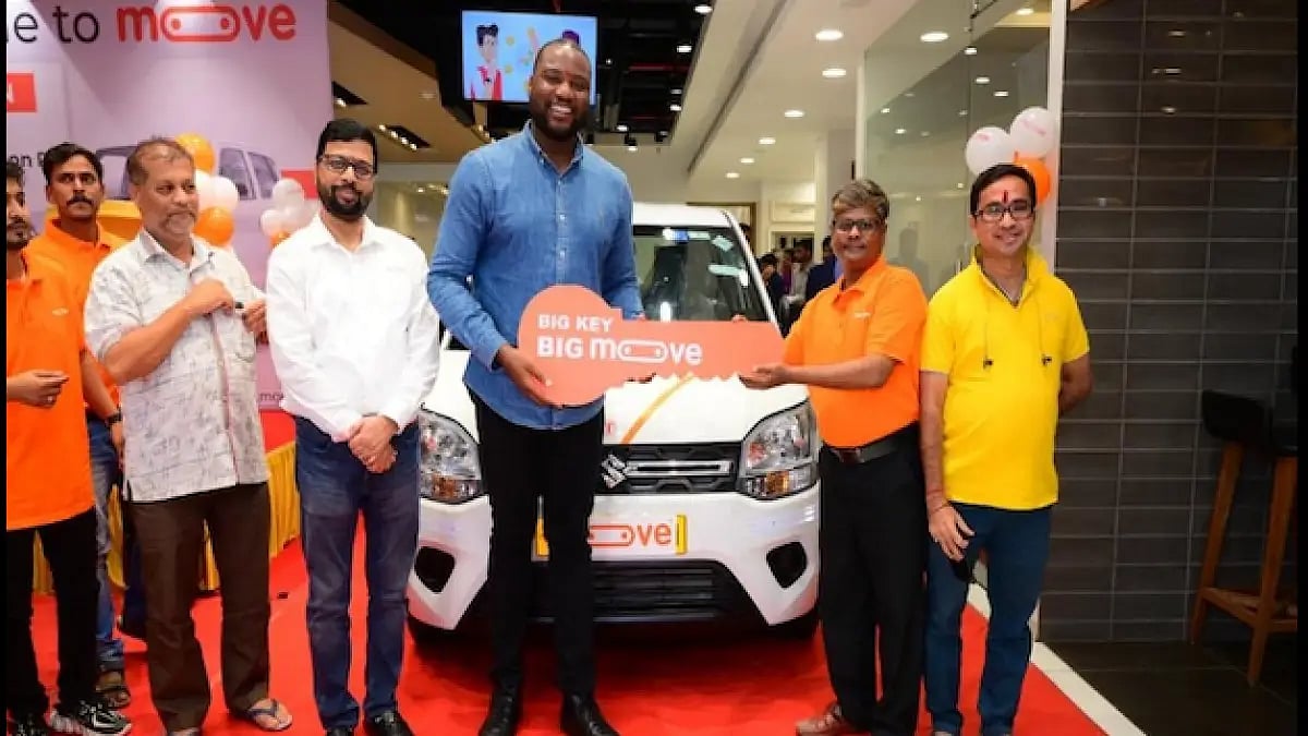 Mooves co-CEO and co-founder Ladi Delano presenting mobility entrepreneurs in India their Moove-fin