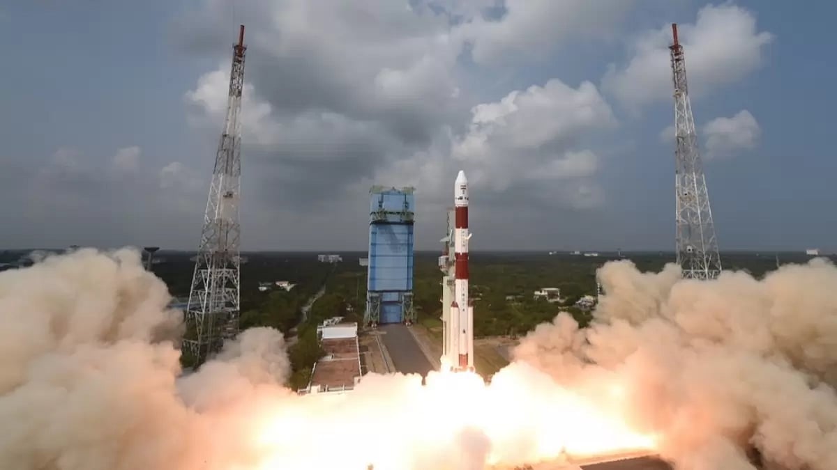 PSLV C-45/EOS-6 taking off 
