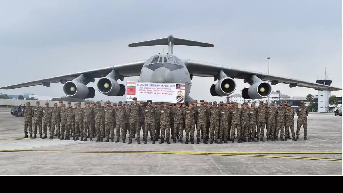 The Indian and Malaysian Army contingents posing in front of the Indian Air Force’s Il-76 