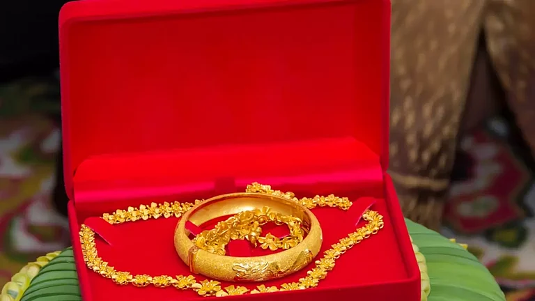 Gold jewellery - null