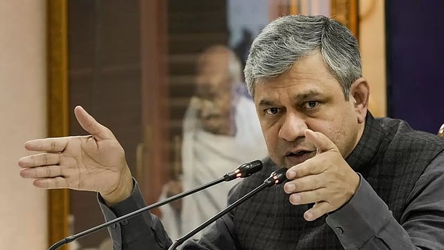 Global Semiconductor Players Should Take Advantage Of Opportunity Available In Gujarat: Union IT Minister Ashwini Vaishnaw 
