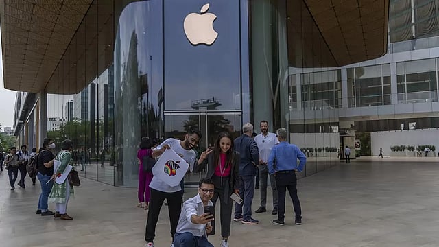 Lawmakers Probe Apple’s App Store Policies On Blockchain, NFTs; SEC, Binance Unite Against Eeon’s Lawsuit Intervention