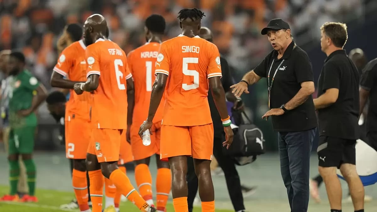 AP : Ivory Coast's head coach Jean-Louis Gasset, right, gestures to the players during the African Cup of Nations Group A Football match between Ivory Coast and Guinea-Bissau
