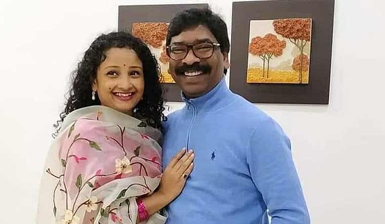 (Image Courtesy: Facebook) : Kalpana Soren with her husband and Jharkhand CM Hemant Soren 