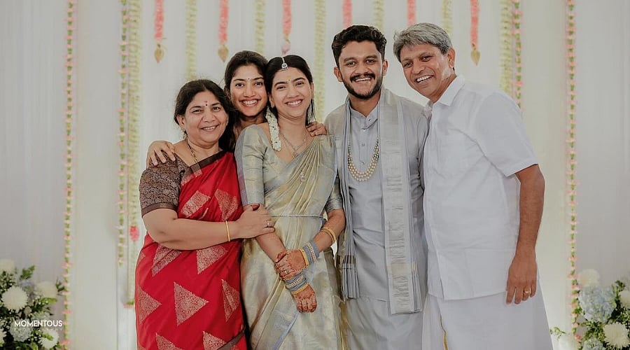 Instagram : Sai Pallavi poses with her family