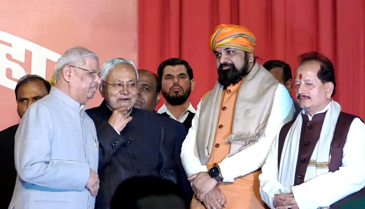 PTI : Nitish Kumar takes oath as CM of Bihar along with BJP leaders as cabinet ministers in new government