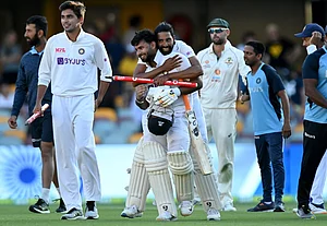 X/ @bhaskar_sanu08 : Rishabh Pant surrounded by Indian players after playing the match-winning knock at Gabba in 2021