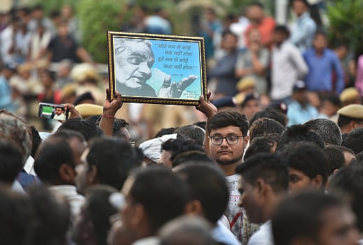 Getty Images : Followers waiting outside the hospital after getting the news of demise of former PM Atal Bihari Vajpayee at AIIMS on August 16, 2018