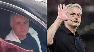 File : An emotional Jose Mourinho leaves the AS Roma camp after being sacked