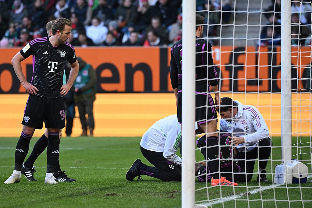  (Sven Hoppe/dpa via AP) : Munich's Kingsley Coman, 2nd right, receives medical treatment during the Bundesliga soccer match between FC Augsburg and Bayern Munich at the WWK-Arena, Augsburg, Germany, Saturday, Jan. 27, 2024.