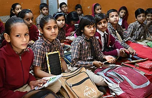 Photo by Frédéric Soltan/Corbis via Getty Images : The school of Mandawa in Shekhawati area, located in North Rajasthan on November 30, 2018 in India.