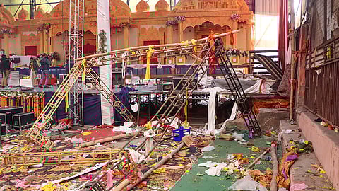 Stage collapsed in Delhi''s Kalkaji temple